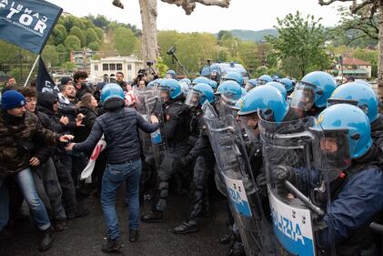 Centri sociali, anarchici e attivisti tentano di sfondare i cordoni di polizia: 30 identificati 10