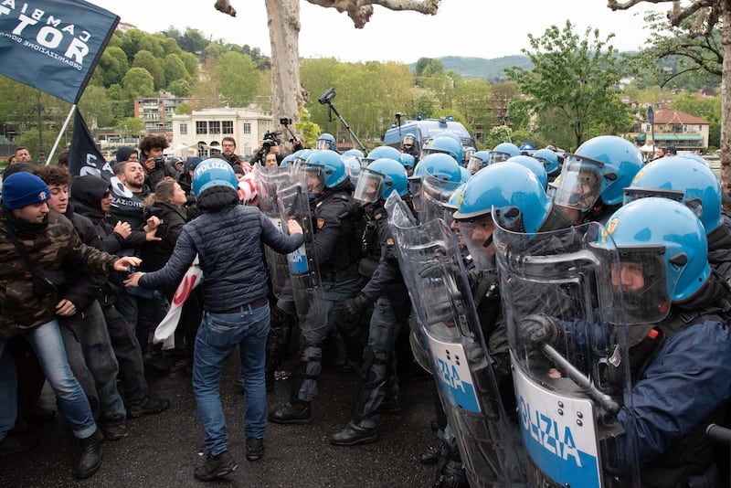Centri sociali, anarchici e attivisti tentano di sfondare i cordoni di polizia: 30 identificati 10