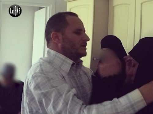 La follia dell'imam esorcista: strangolamenti e botte a donne