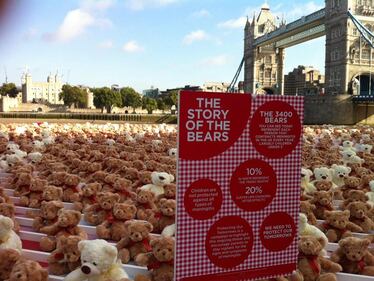 Migliaia di orsacchiotti invadono Londra per la lotta alla meningite 2