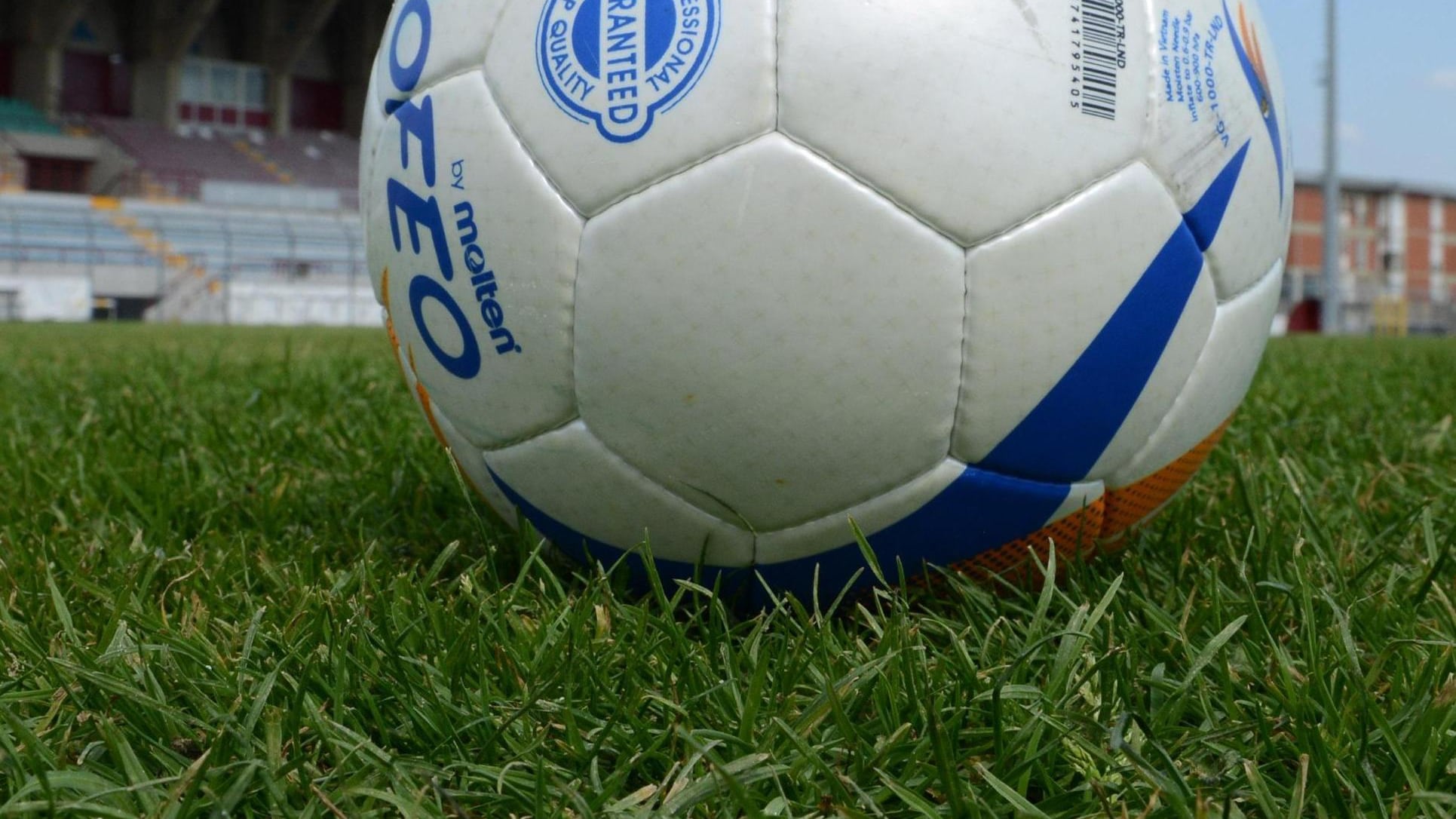 Gioca a calcio, colpito da malore A 19 anni finisce in coma