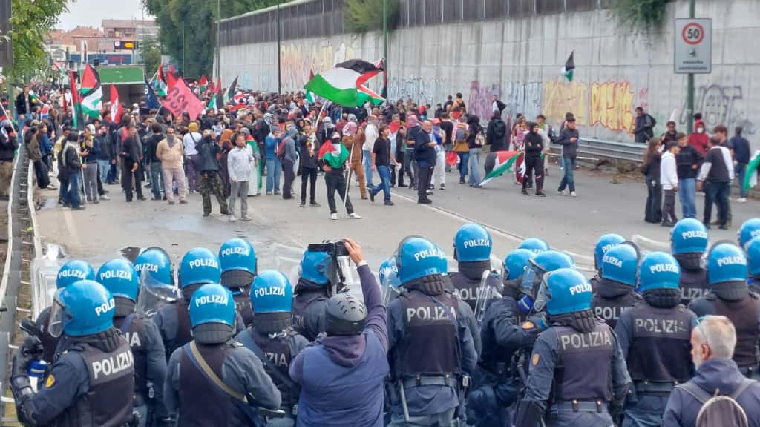 Piazza in fiamme: quando la protesta smette di essere pacifica