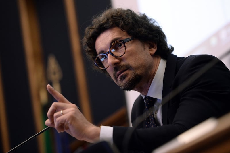 Il “motivatore” Toninelli ha la soluzione: mandare Ranucci sul lettino dello psicologo