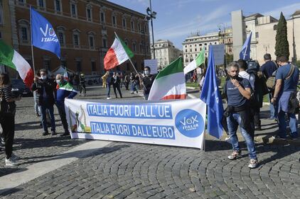 La manifestazione "no mask" oggi a Roma in Piazza San Giovanni 5