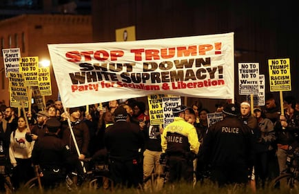 In migliaia in piazza contro Trump 10