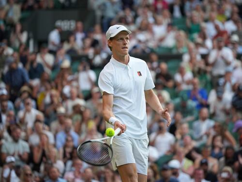 L’Italia perde pezzi a Wimbledon e Sinner studia da agitatore di folle