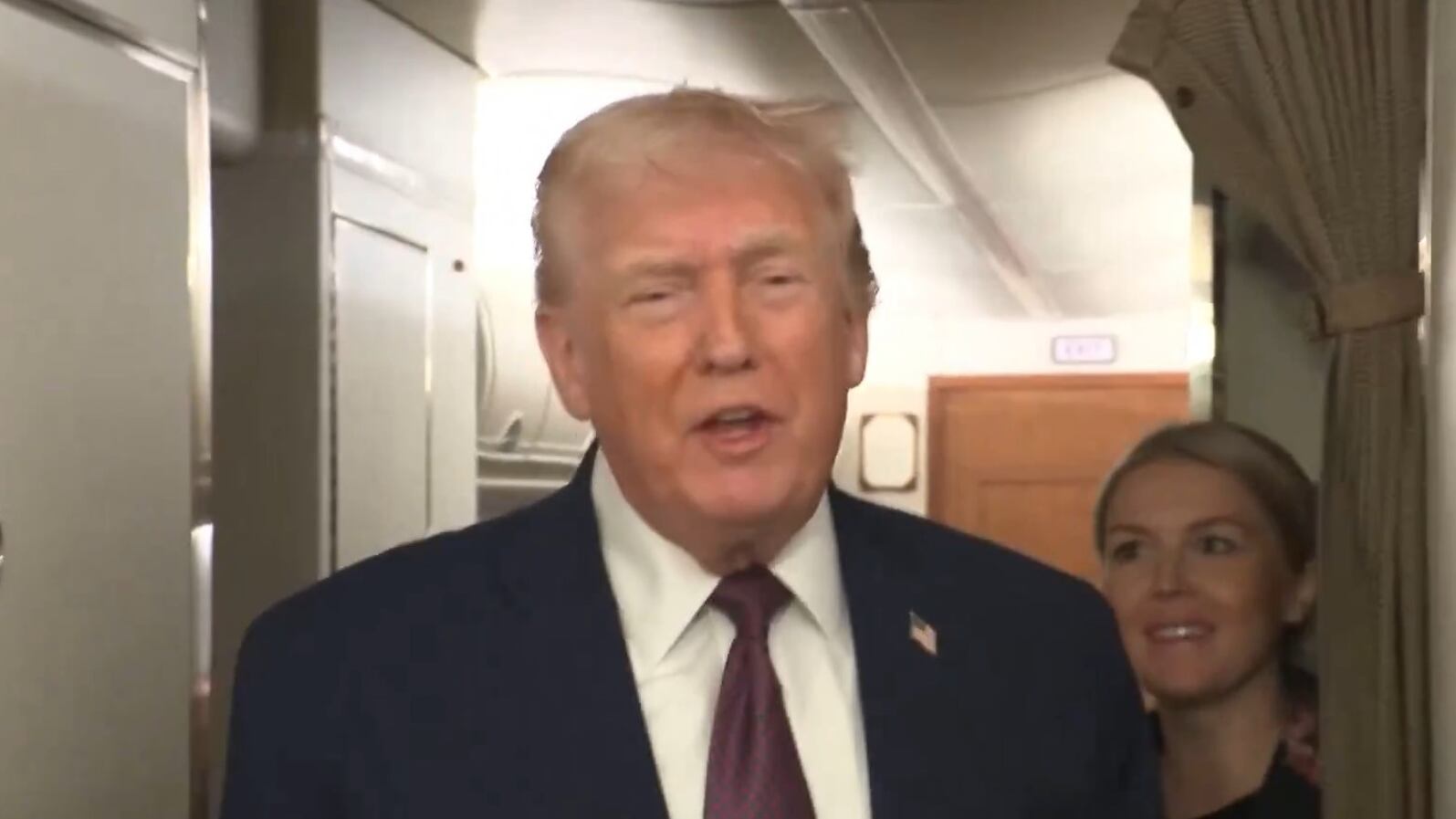 Turbolenze sull'Air Force One, la battuta di Trump in conferenza stampa: ecco cos'ha detto