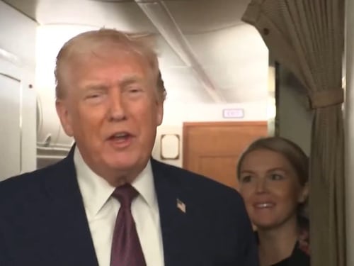 Turbolenze sull'Air Force One, la battuta di Trump in conferenza stampa: ecco cos'ha detto