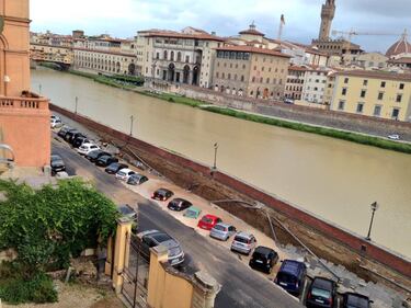 Firenze, auto sprofondate sul Lungarno 7