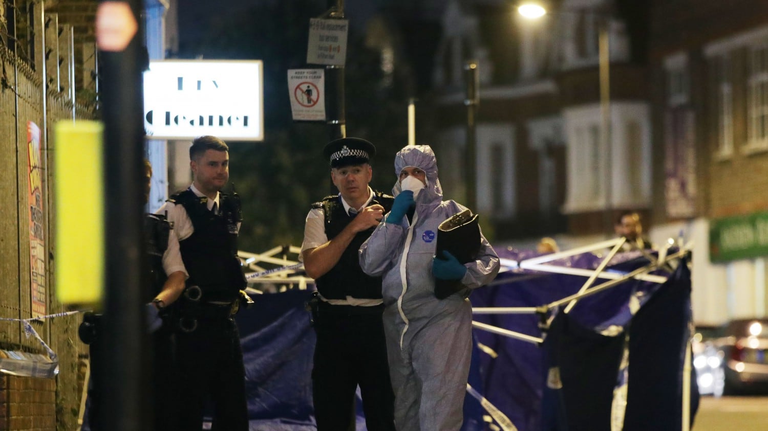 Orrore nella metro di Londra: accoltellate tre persone