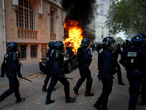 Parigi brucia, la rivolta degli studenti sfida Macron: scontri con la polizia e auto in fiamme agli Invalides