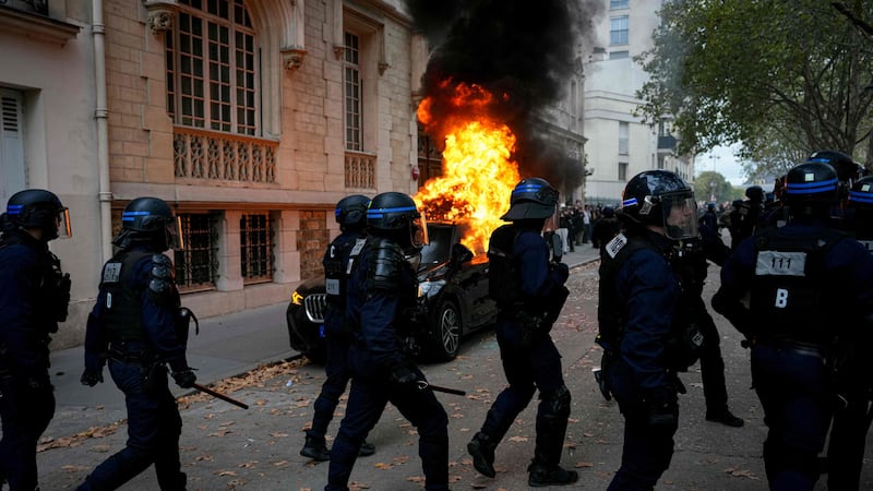 Parigi brucia, la rivolta degli studenti sfida Macron: scontri con la polizia e auto in fiamme agli Invalides