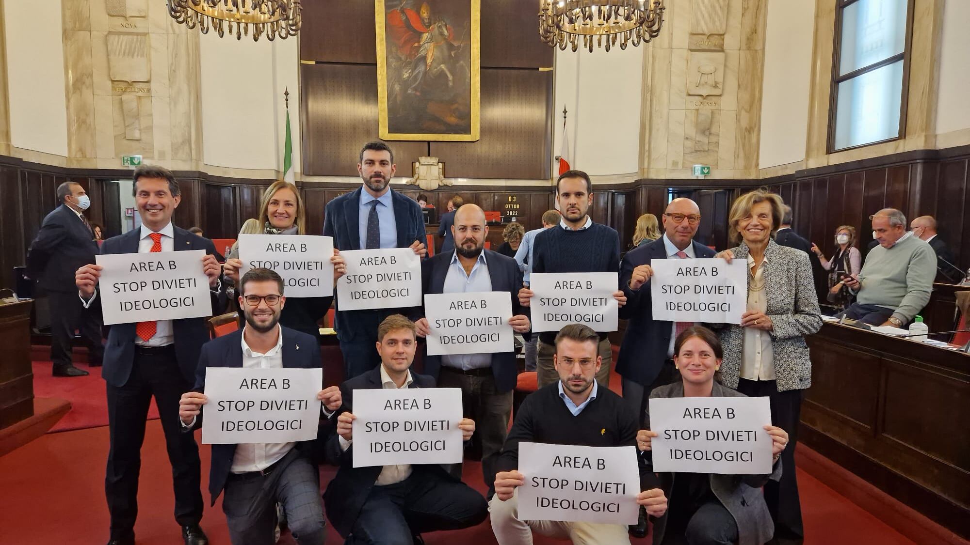 "Area B è iniqua". Il centrodestra occupa Palazzo Marino