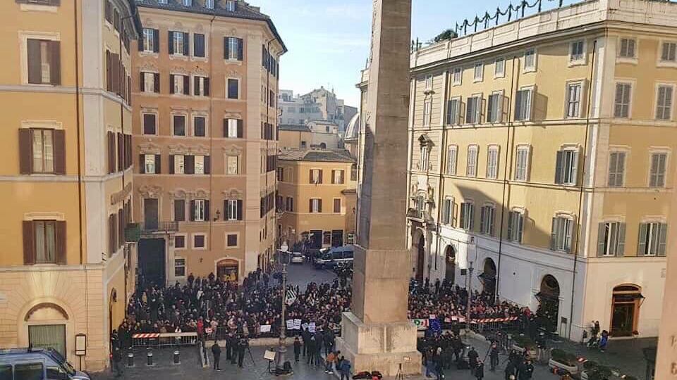 La resistenza Pd alla manovra si riduce al canto "Bella ciao"