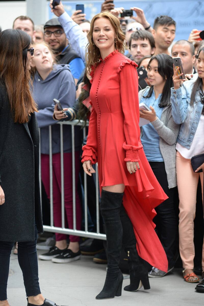 Connie Nielsen, il vento alza la gonna sul red carpet 13