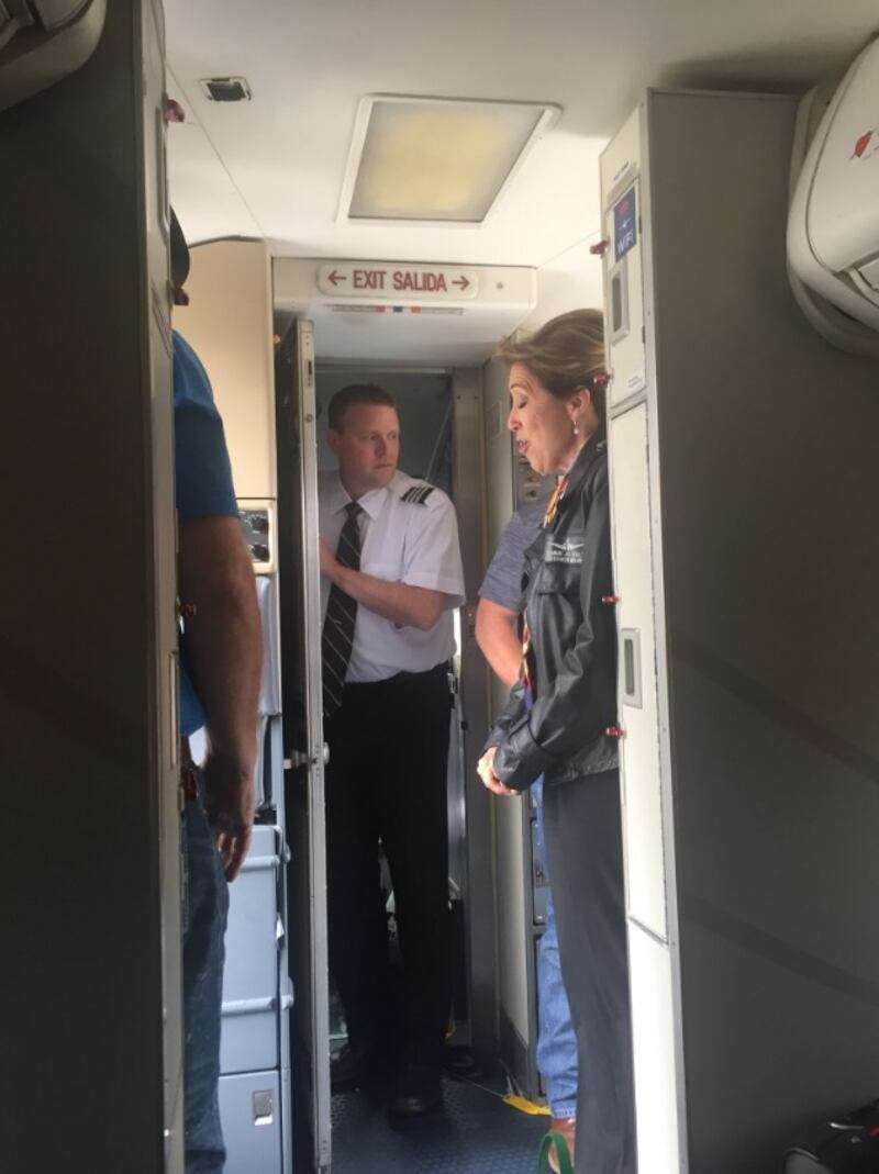 Esplode motore in volo: atterraggio di emergenza in Usa 6
