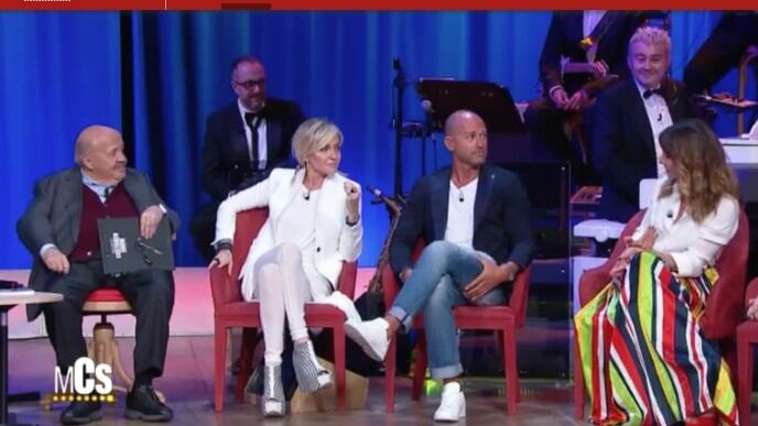 Maurizio Costanzo Show, Paola Barale su Raz: "Innamorato di me? Lo sanno tutti, tranne me"