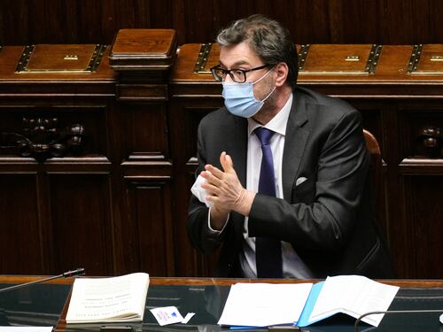 "Dimmi, tu chi rappresenti?". Così Giorgetti ha zittito Speranza