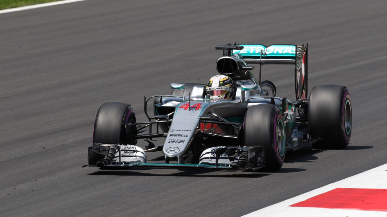 Test F1, Hamilton vola Ma Raikkonen è davanti