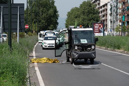 Torino, travolta dal camioncino dei rifiuti, donna muore a 59 anni. Le immagini 8