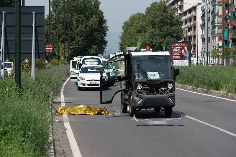 Torino, travolta dal camioncino dei rifiuti, donna muore a 59 anni. Le immagini 8