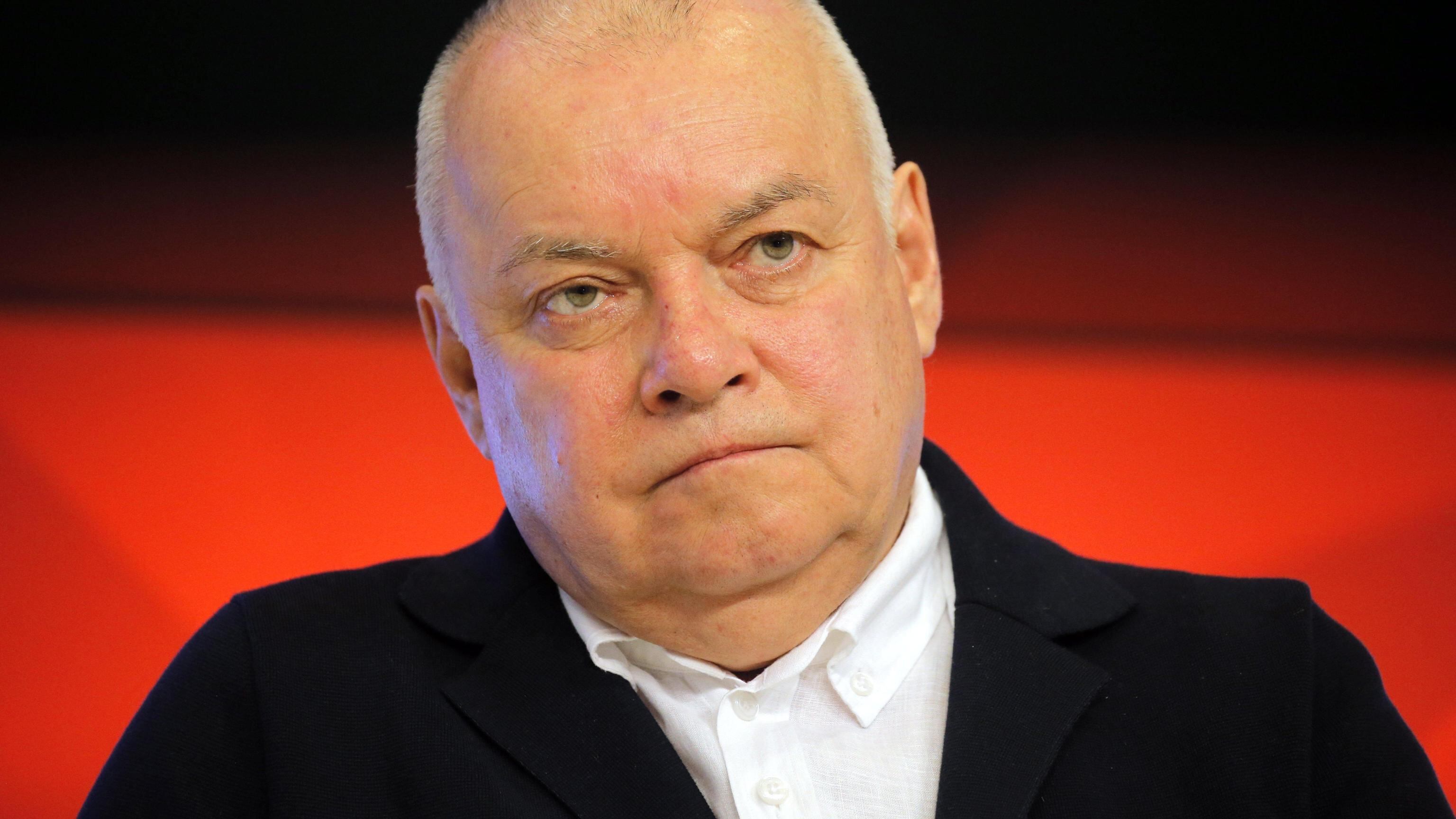 "L'epoca del giornalismo imparziale è finita". Chi è Dmitry Kiselyov, la "voce" del Cremlino