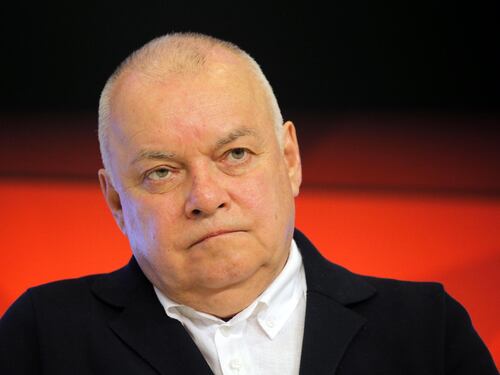 "L'epoca del giornalismo imparziale è finita". Chi è Dmitry Kiselyov, la "voce" del Cremlino