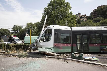 Roma, auto e tram si scontrano: tre feriti 4