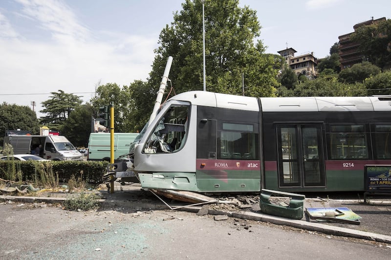 Roma, auto e tram si scontrano: tre feriti 4