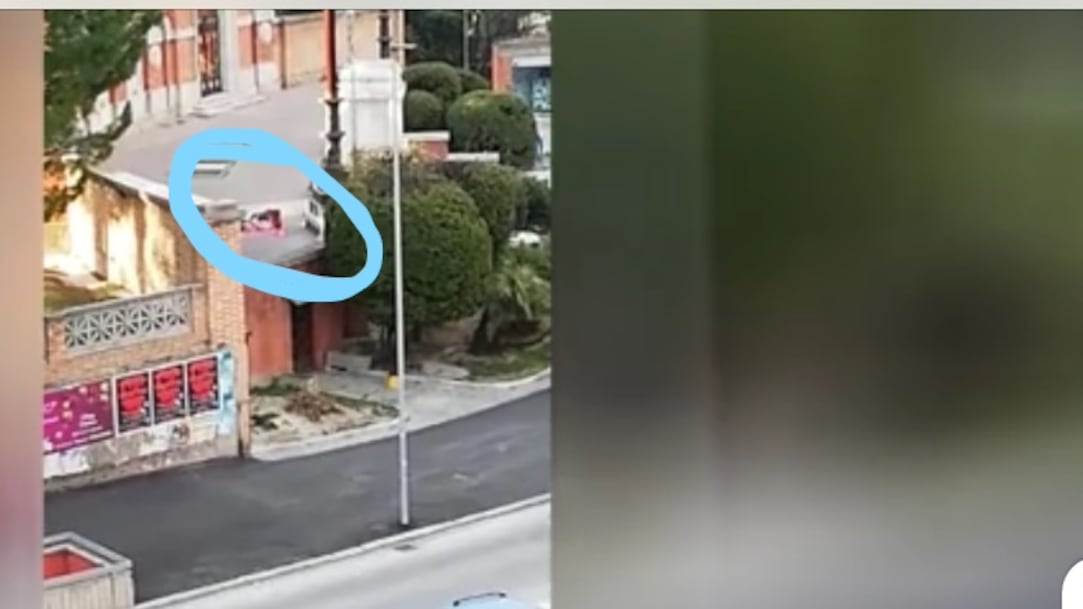 Macerata, sesso in pieno giorno sul monumento ai caduti