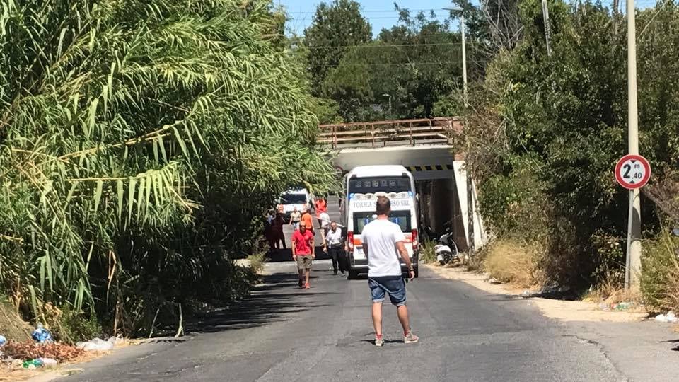 Roma, bus a due piani incastrato sotto un ponte: 4 feriti gravi