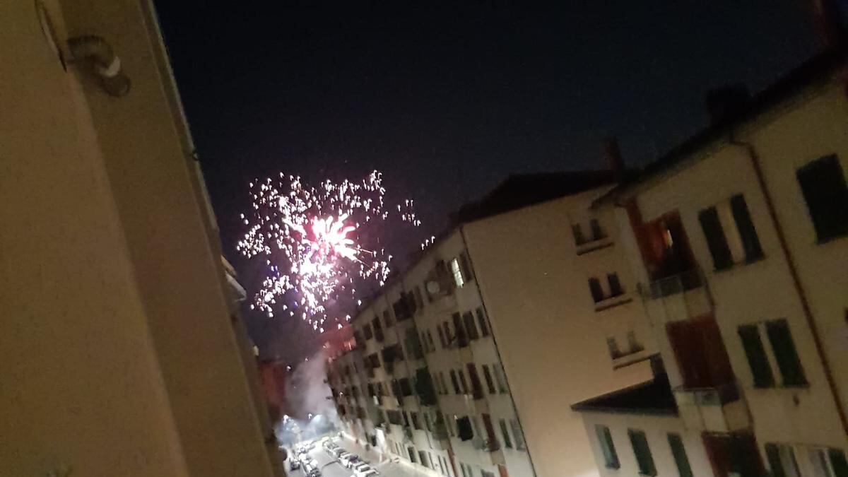 Fuochi d'artificio e feste tra gli abusivi a San Siro I residenti: «Ora basta»
