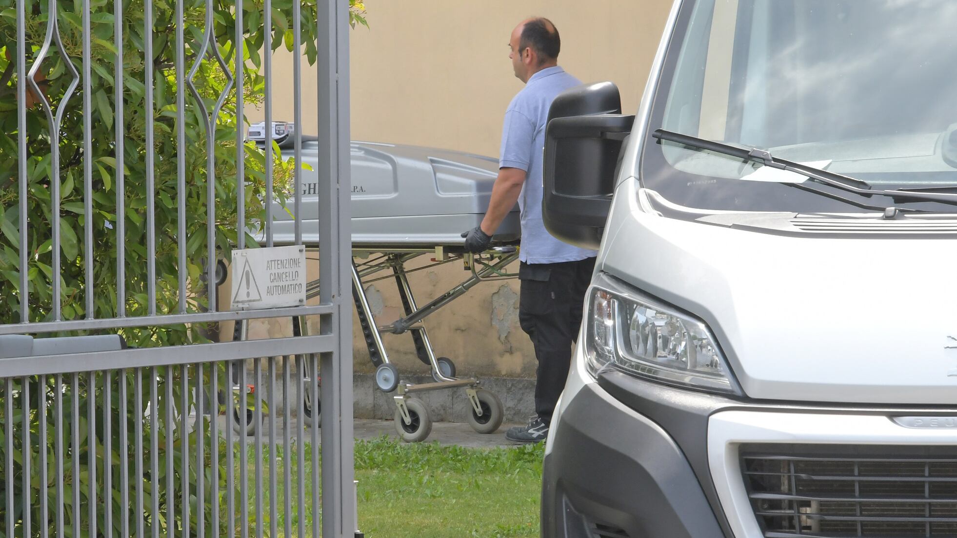 Mamma strangola figlio di un anno. Il nonno: "Non doveva stare sola"
