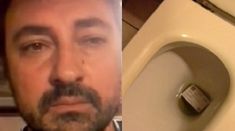 Dirigente del Pd getta la tessera nel water