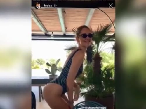 Chiara Ferragni in barca esibisce il lato b: "Queste foto lasciale a Belen o alla Canalis"