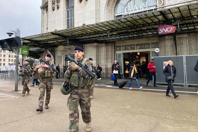 Attacco al coltello alla stazione di Parigi: tre feriti. Fermato un maliano con documenti italiani 5
