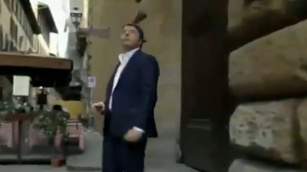 Leopolda, Renzi è "magico": esce da un portone chiuso