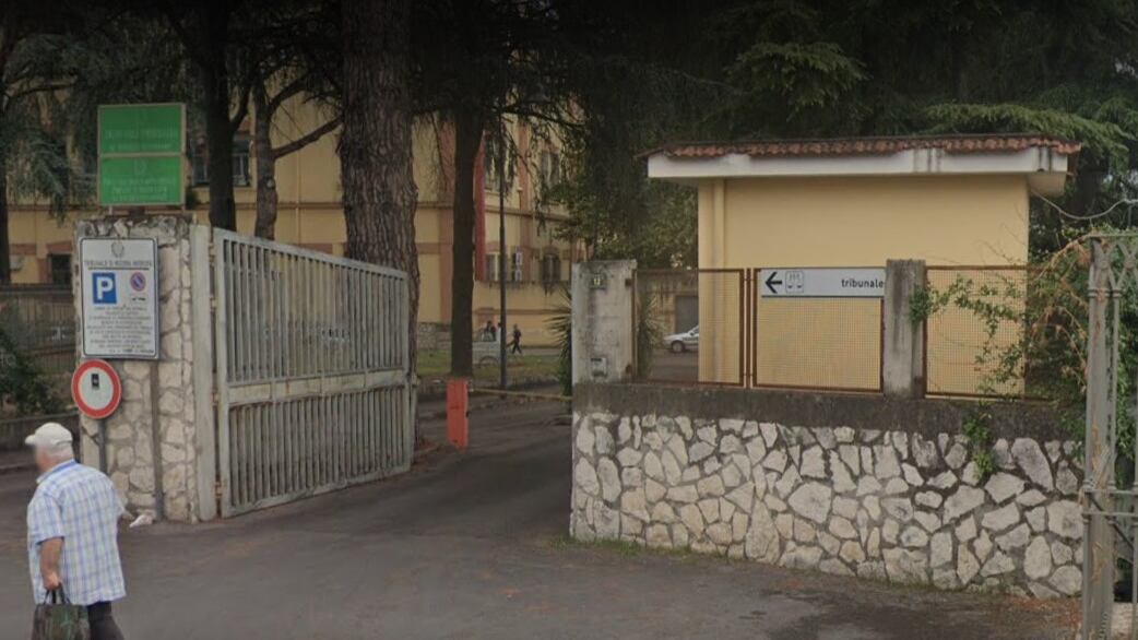 Dà carne di maiale al bambino: magrebino tenta di strangolare la moglie