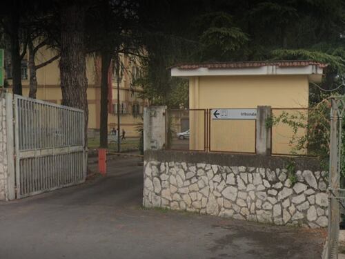 Dà carne di maiale al bambino: magrebino tenta di strangolare la moglie
