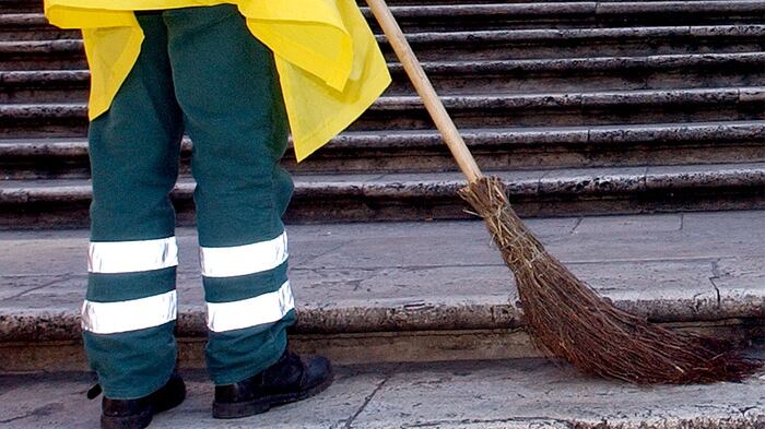 Fassino spedisce gli immigrati a pulire le strade di Torino