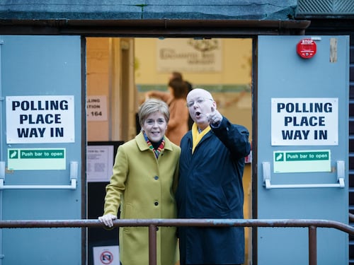 Sturgeon, addio e dubbi. Arrestato il marito Peter. Indipendentisti in crisi