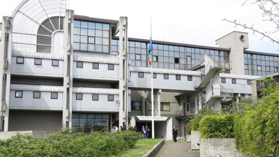 Fece sesso con l'allievo, così si vantava: "Il bimbo somiglia a lui"