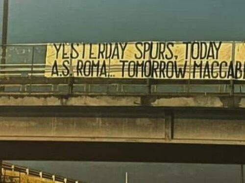 "Poi al Maccabi...": perché questo striscione fa discutere
