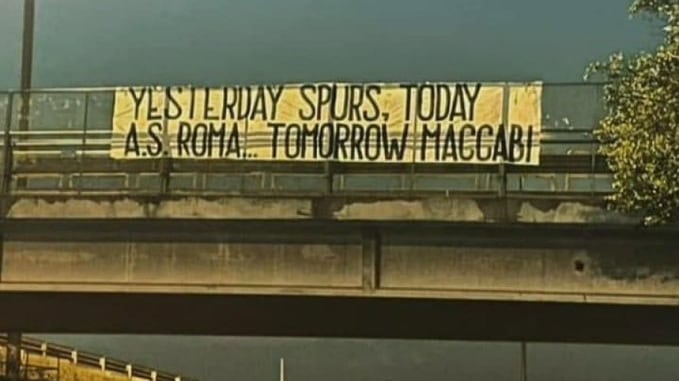 "Poi al Maccabi...": perché questo striscione fa discutere