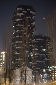 L'eclissi lunare tra i palazzi di Milano 3