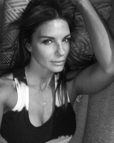 Martina Colombari sensuale al risveglio 14
