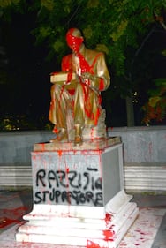 Le immagini dello sfregio alla statua di Montanelli 1