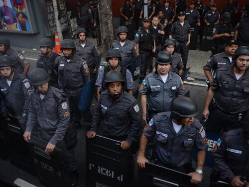 Scontri tra manifestanti e polizia