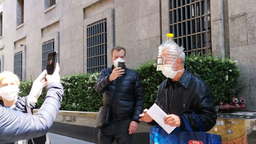 Una tanica come visiera per proteggersi dal virus 4
