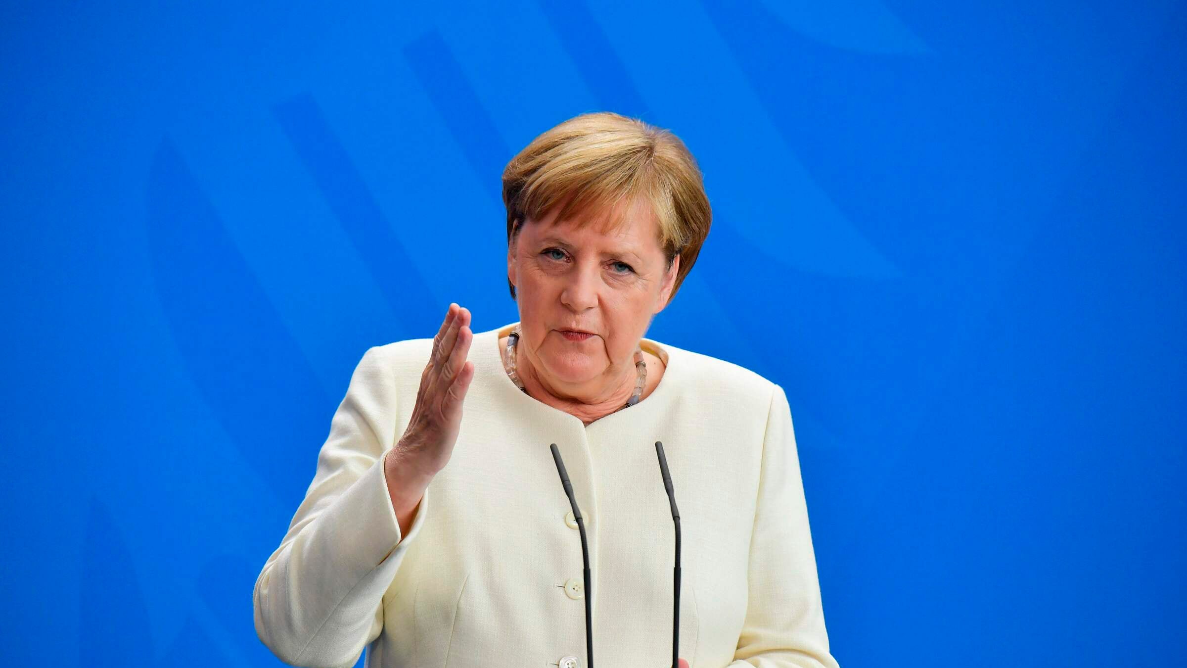 La telefonata della Merkel al Pd: "Il Conte bis va fatto a ogni costo"